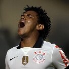 Esportes - Romarinho conseguiu mandar para dentro do gol, quando bandeira já tinha apontado impedimento. Mais uma vez arbitragem errou, prejudicando o time da casa - Foto: JF Diorio/AE