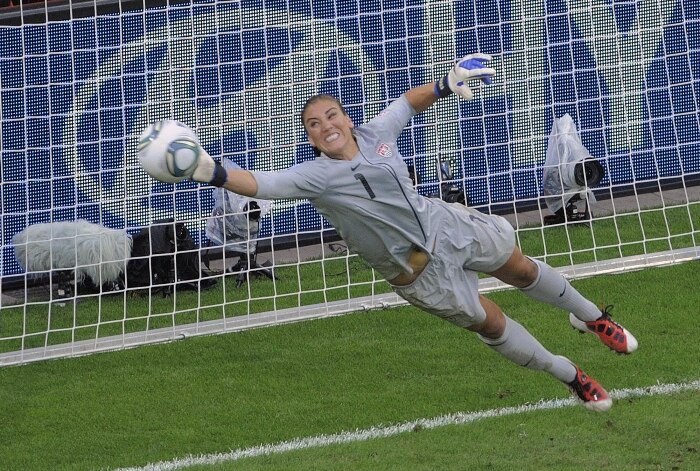Norte-americana Hope Solo pega pênalti na eliminação do Brasil da Copa feminina
