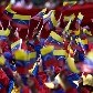 Venezuelanos agitam bandeira do país durante desfile em comemoração ao bicentenário da independência