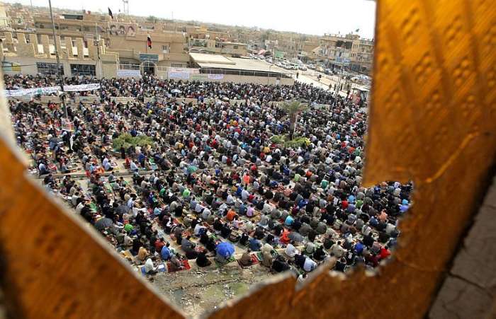 Milhares de seguidores do líder Moqtada al-Sadr reunidos em Sadr City, reduto xiita em Bagdá