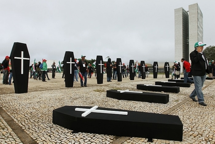 Integrantes da Confederação Nacional dos Trabalhadores na Agricultura protestam em Brasília