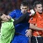 Robin van Persie, da Holanda, luta pela posse de bola com o goleiro Stanislav Namasco e Igor Armas, 