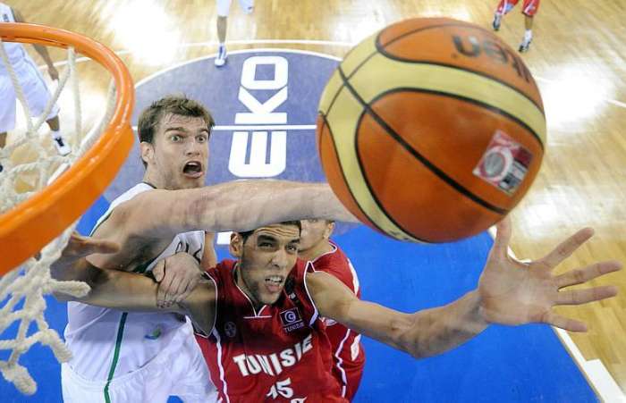 Tiago Splitter disputa a bola durante vitória do Brasil por 80 a 65 sobre a Tunísia, pelo Mundial