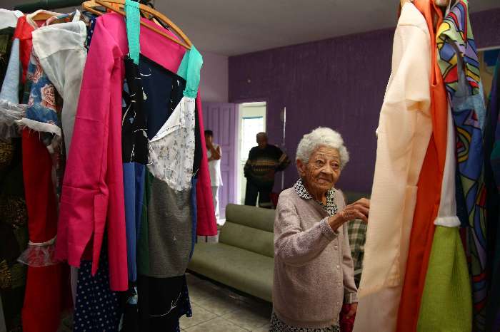Júlia irá apresentar sua coleção pela primeira vez num evento de moda