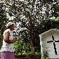 Mulher reza em frente ao túmulo da irmã Dorothy Stang, em Anapu/PA. Mulher reza em frente ao túmulo da irmã Dorothy Stang, em Anapu/PA.