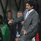 O técnico da Argentina, Diego Maradona, bate na bola que tinha saído para a lateral