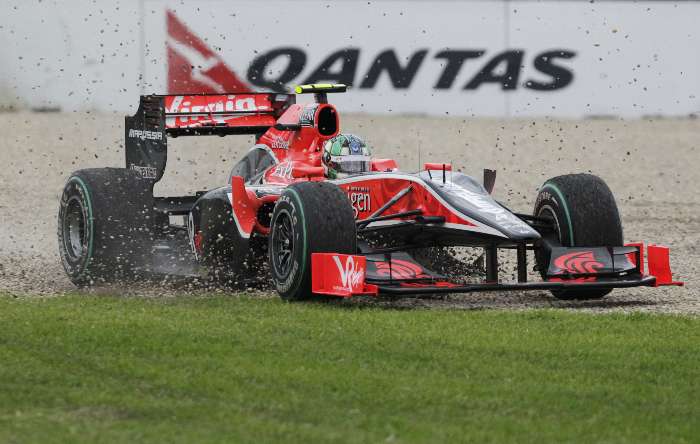 O brasileiro Lucas Di Grassi passa pela brita com seu Virgin durante o GP da Austrália de F-1