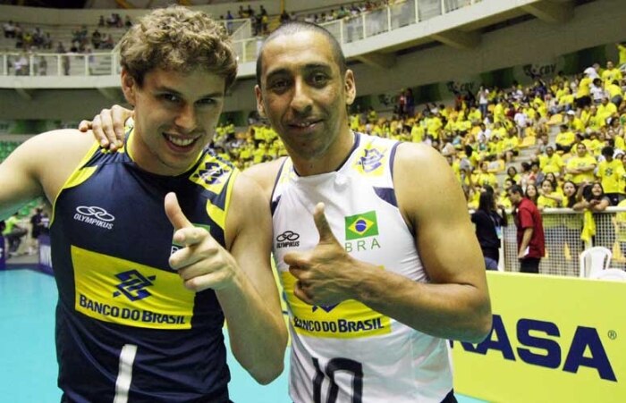 O levantador Bruninho e o líbero Serginho brincam após a vitória contra o Chile