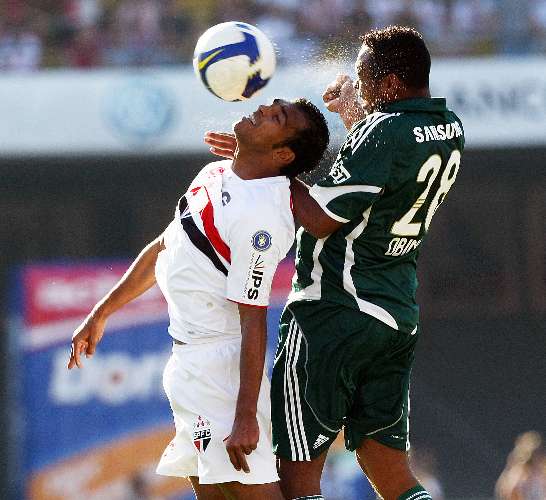 Obina e Richarlyson disputam bola em São Paulo 0 x 0 Palmeiras