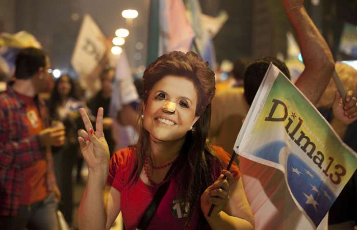 Eleitora usa máscara da Presidente Dilma Rousseff, em São Paulo