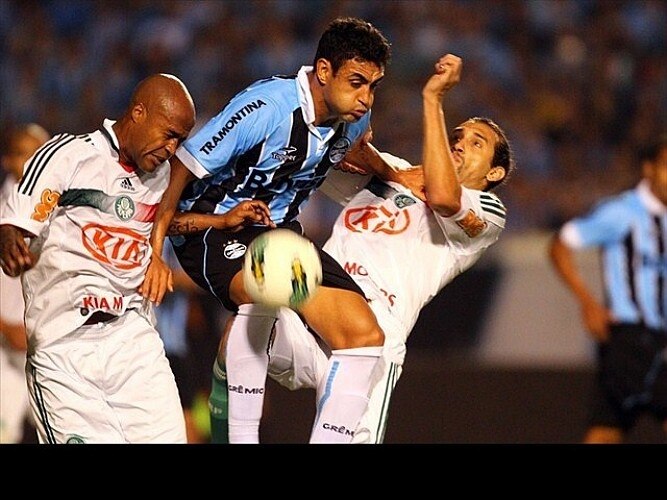 Palmeiras bate Grêmio no Olímpico e está perto da final