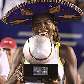 Venus Williams exibe troféu de campeã do Aberto do México