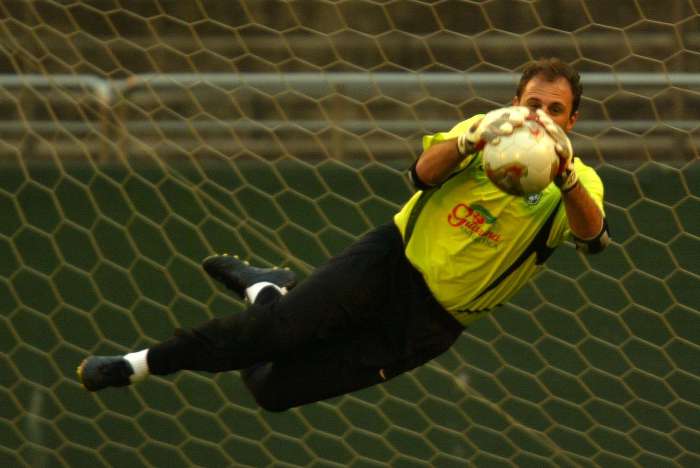 O goleiro Rogério Ceni salta para defender bola em treino pela seleção brasileira na Copa 2002