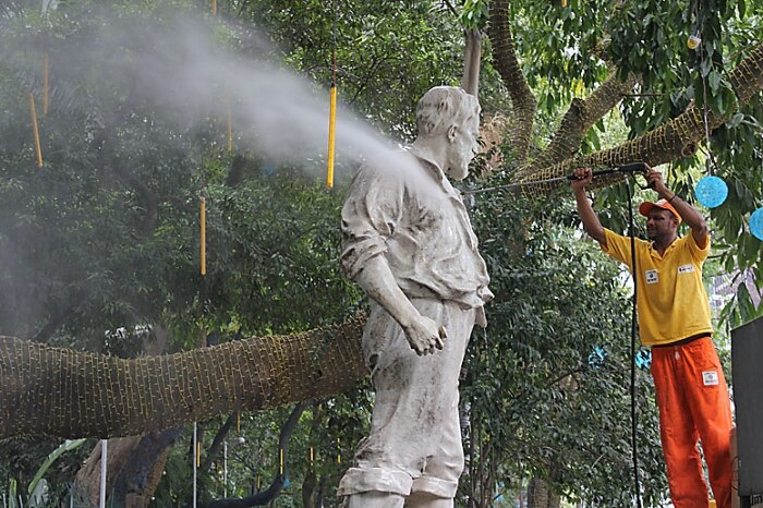 Prefeitura faz limpeza da estátua do  Anhanguera na avenida Paulista, em São Paulo. 30/11/2010 