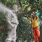 Prefeitura faz limpeza da estátua do  Anhanguera na avenida Paulista, em São Paulo. 30/11/2010 