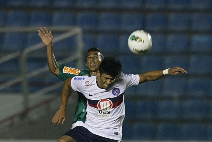 Palmeiras recebe Bahia, pressiona, mas acaba derrotado por 2 a 0.