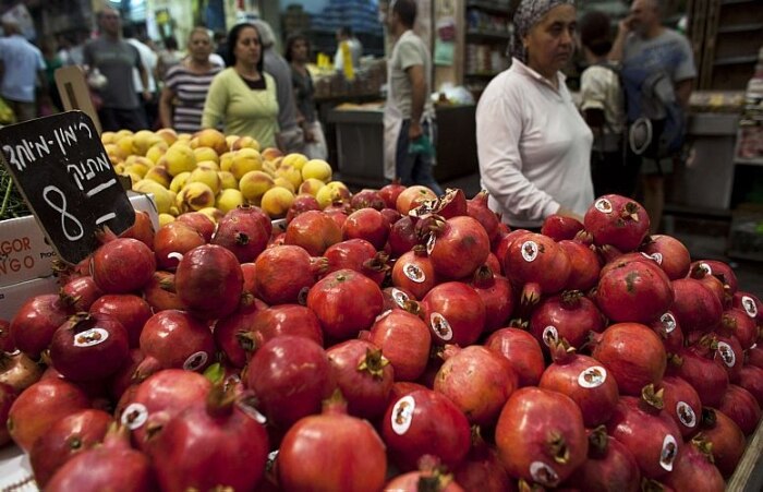 Consumo de romãs é tradicional na data; acredita-se que a fruta seja fonte de fortuna