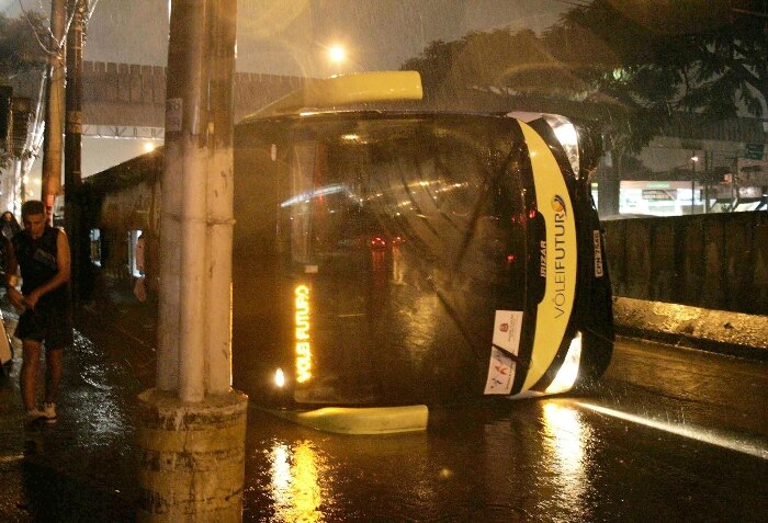O ônibus que levava as jogadoras do Vôlei Futuro, tombado perto do ginásio em Osasco