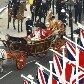 Cortejo real é cercado por inúmeras bandeiras britânicas 