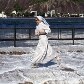 Ressaca tem ondas de até 2,5m e mar invade avenida do Rio 