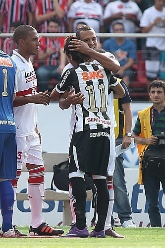 Mesmo com um a menos, São Paulo vence Santos por 3 a 2