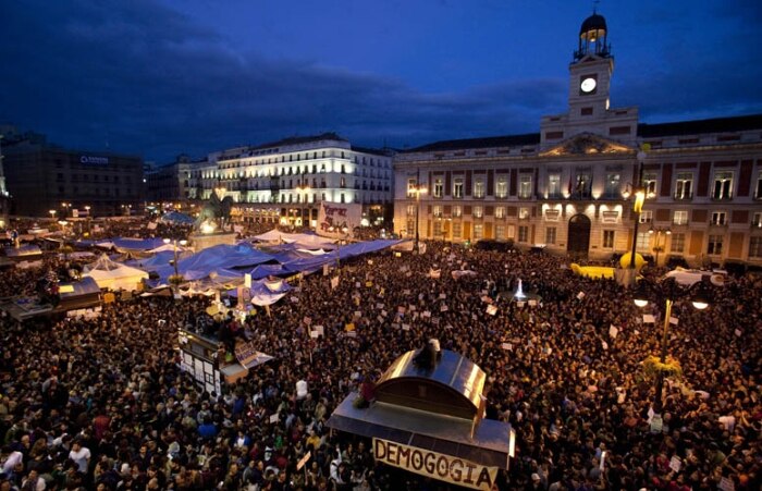Milhares de espanhóis acampam em protesto contra política econômica; são inspirados pelos árabes