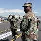 Militares tomam a pista do aeroporto de Quito durante protestos Militares tomam a pista do aeroporto de Quito durante protestos