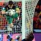 Goleiro espanhol, Iker Casillas, salva a bola de encontrar às redes