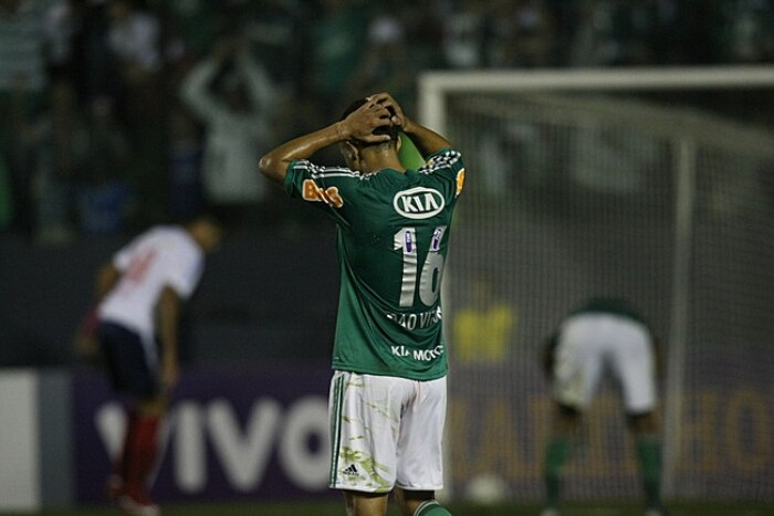 Palmeiras recebe Bahia, pressiona, mas acaba derrotado por 2 a 0.