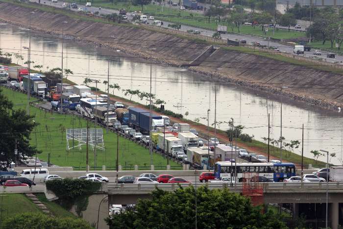 Carreta com carga de açúcar tombou na Marginal do Tietê e deixou trânsito parado por 14 horas