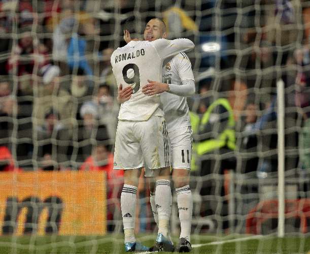Cristiano Ronaldo abraça Benzema na comemoração de gol para o Real Madrid nos 6 a 0 sobre o Zaragoza
