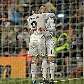 Cristiano Ronaldo abraça Benzema na comemoração de gol para o Real Madrid nos 6 a 0 sobre o Zaragoza