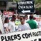 Jovens protestam contra a grande quantidade de propagandas políticas em Copacabana, RJ