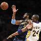 Nenê Hilário disputa jogada com Kobe Bryant em derrota do Nuggets para o Lakers por 95 a 89