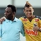 Neymar abraça Pelé, que visitou o treino do Santos, para desejar sorte na final da Copa Libertadores