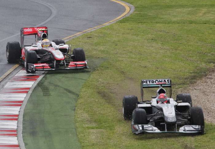 Lewis Hamilton (McLaren) e Michael Schumacher (Mercedes) vão passear fora da pista após confusão