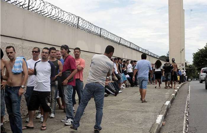 Corintianos encaram filas à procura de ingressos para o jogo diante do Bragantino, no Pacaembu