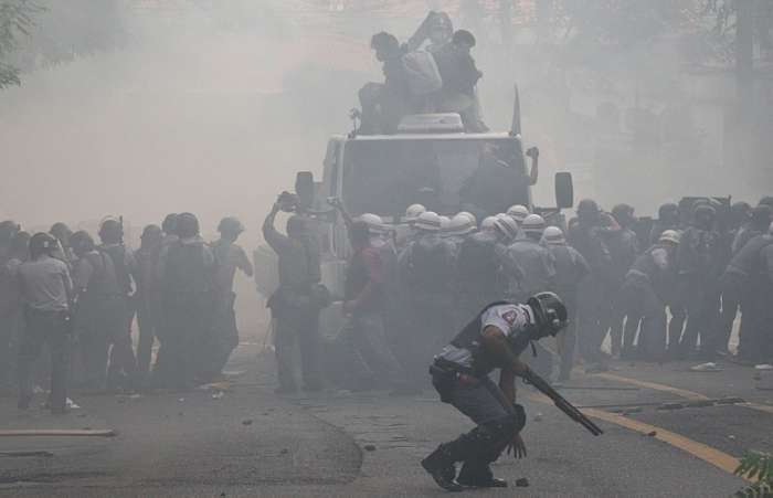 Policiais reprimem manifestação com bombas de efeito moral