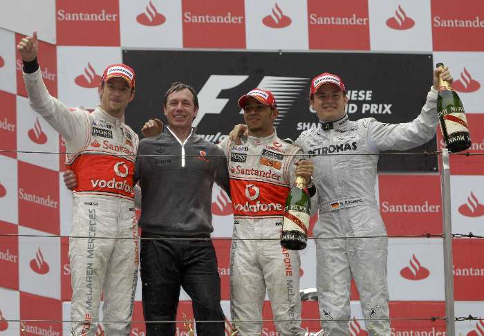 O pódio do GP da China de F-1: Jenson Button, Tim Gross (engenheiro), Lewis Hamilton e Nico Rosberg
