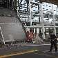 Trabalhadores andam pelo Aeroporto Internacional do Chile depois de ter sido danificado pelo tremor