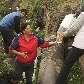 Em busca de água potável, desabrigados chilenos coletam água de córrego