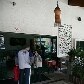 Vestindo blusas e escondendo o rosto, os quatro bandidos entraram, armados com revólveres