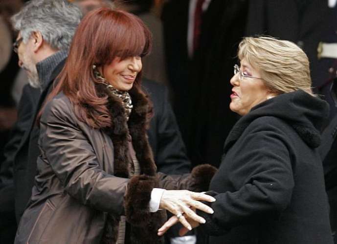 Cristina recebe Michele Bachelet, do Chila, na raunião da Unasul, em Bariloche, na Argentina