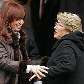 Cristina recebe Michele Bachelet, do Chila, na raunião da Unasul, em Bariloche, na Argentina