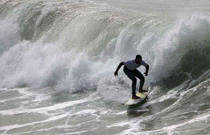 Organização Umthombo ensina Surf aos meninos de rua de Durban, África do Sul
