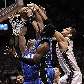Brook Lopez, do NJ Nets, disputa a bola com Marcin Gortat (esq.) e Mickael Pietrus, do Orlando Magic