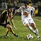 Elano, do Santos, tenta criar uma jogada mesmo com um marcador do Peñarol, na final da Libertadores