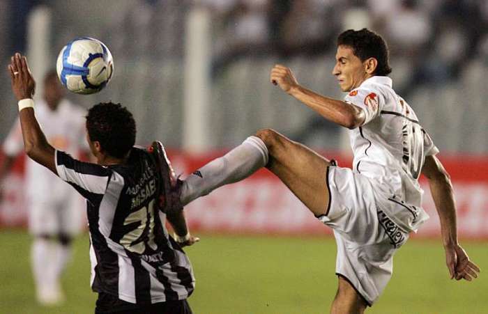 Paulo Henrique Ganso disputa a bola com o atacante Misael, no empate entre Santos e Ceará
