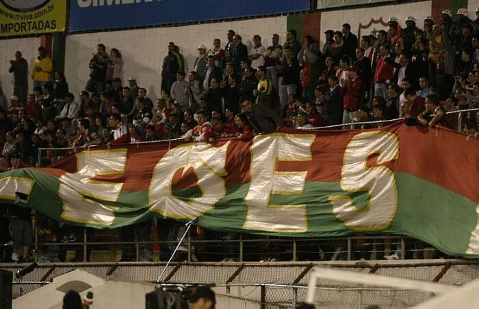 Torcida da Portuguesa coloca a faixa de volta ao seu devido lugar