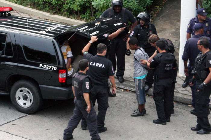 Polícia Civil prendeu hoje (10), 4 pessoas que faziam assalto perto do terminal Bandeira. 10/02/2010